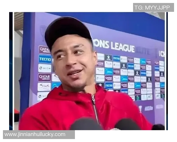 林加德与莱切特场上冲突激烈双方互推互搡引发热议 林加德与莱切特场上冲突激烈双方互推互搡引发热议