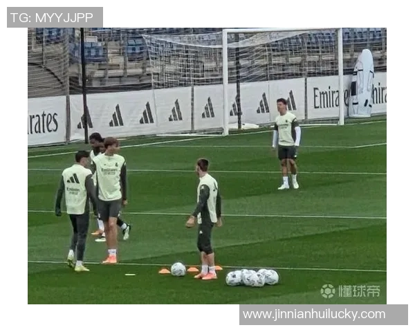 马斯坦托诺训练中疑似受伤与队医一同离场引发担忧