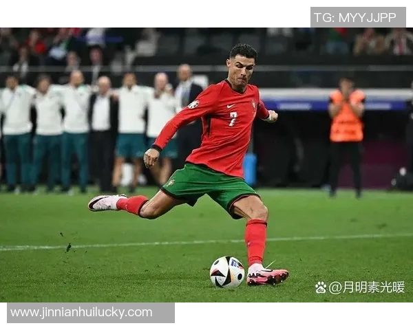 C罗任意球惊险攻门被门将神勇扑出差一点就破门