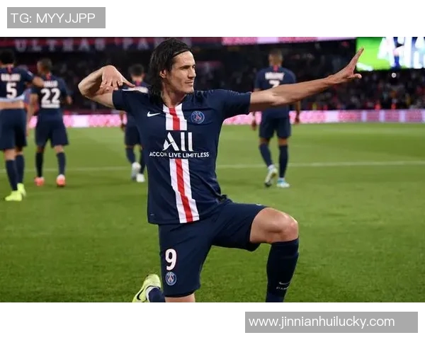 富安健洋抵达阿姆斯特丹明天将进行阿贾克斯体检开启新篇章