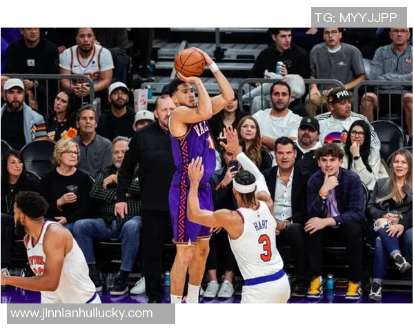 布克上半场表现全面贡献13分5篮板4助攻2抢断次节火力全开再添10分 布克上半场表现全面贡献13分5篮板4助攻2抢断次节火力全开再添10分