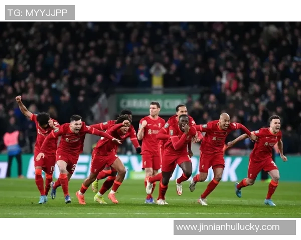 德里欧赛后高举欧冠MVP奖杯庆祝对利物浦的精彩表现与进球荣耀 德里欧赛后高举欧冠MVP奖杯庆祝对利物浦的精彩表现与进球荣耀