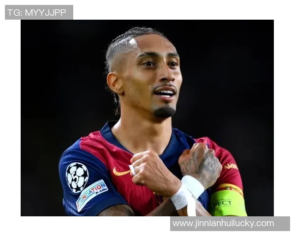 拉菲尼亚赛后感动跪地与弗里克深情相拥庆祝夺冠荣耀 拉菲尼亚赛后感动跪地与弗里克深情相拥庆祝夺冠荣耀